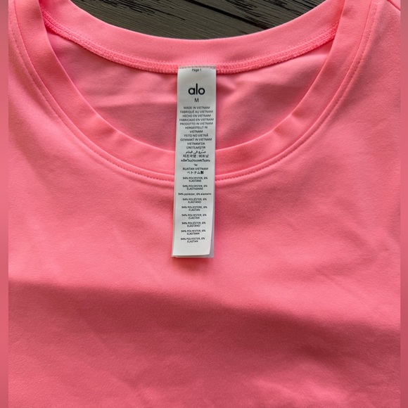ALO SOFT CROP, FINESSE SHORTSLEEVE, NEON BUBBLEGUM, SIZE M - Picture 2 of 5